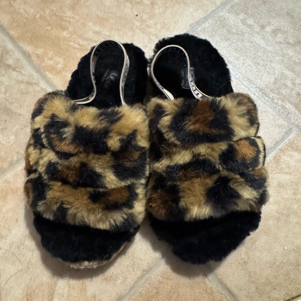 UGG Kids Furry Sandals in Black and Brown